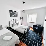 Hostal Luxury Next Attractions And Station